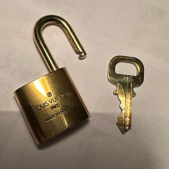 Louis Vuitton Lock & Key No. 316. Pre-2009 - Picture 8 of 8